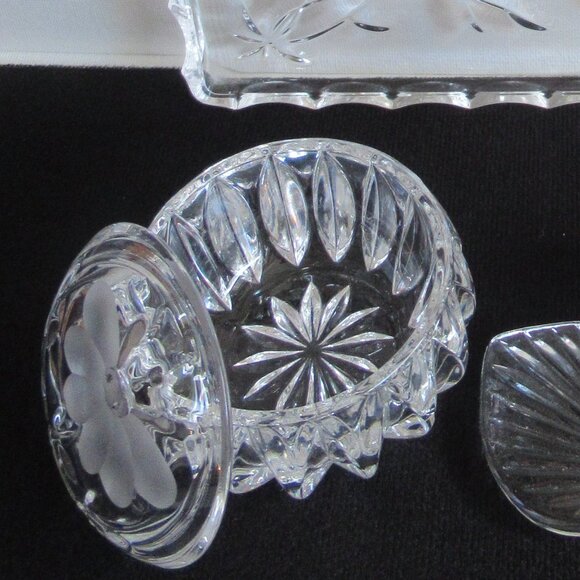 Vanity Set, Perfume decanter, Tray, Trinket box w/ lid, Heritage design, Vintage - Picture 3 of 13